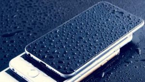 Tips Mengatasi Smartphone yang Basah Kuyup karena Hujan