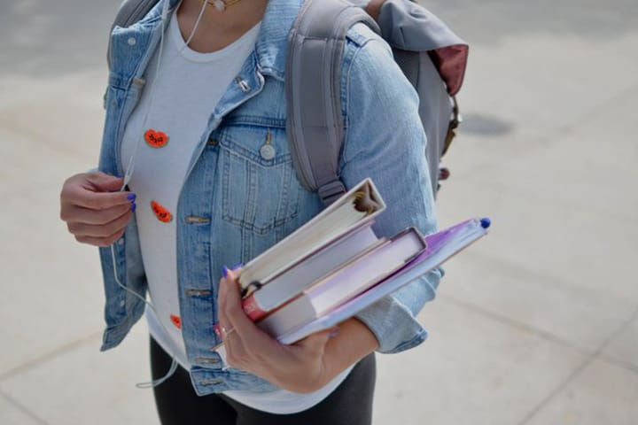 Self-Reflection: Kuliah Sambil Kerja itu Berat, Cuma Segelintir Orang saja yang Kuat
