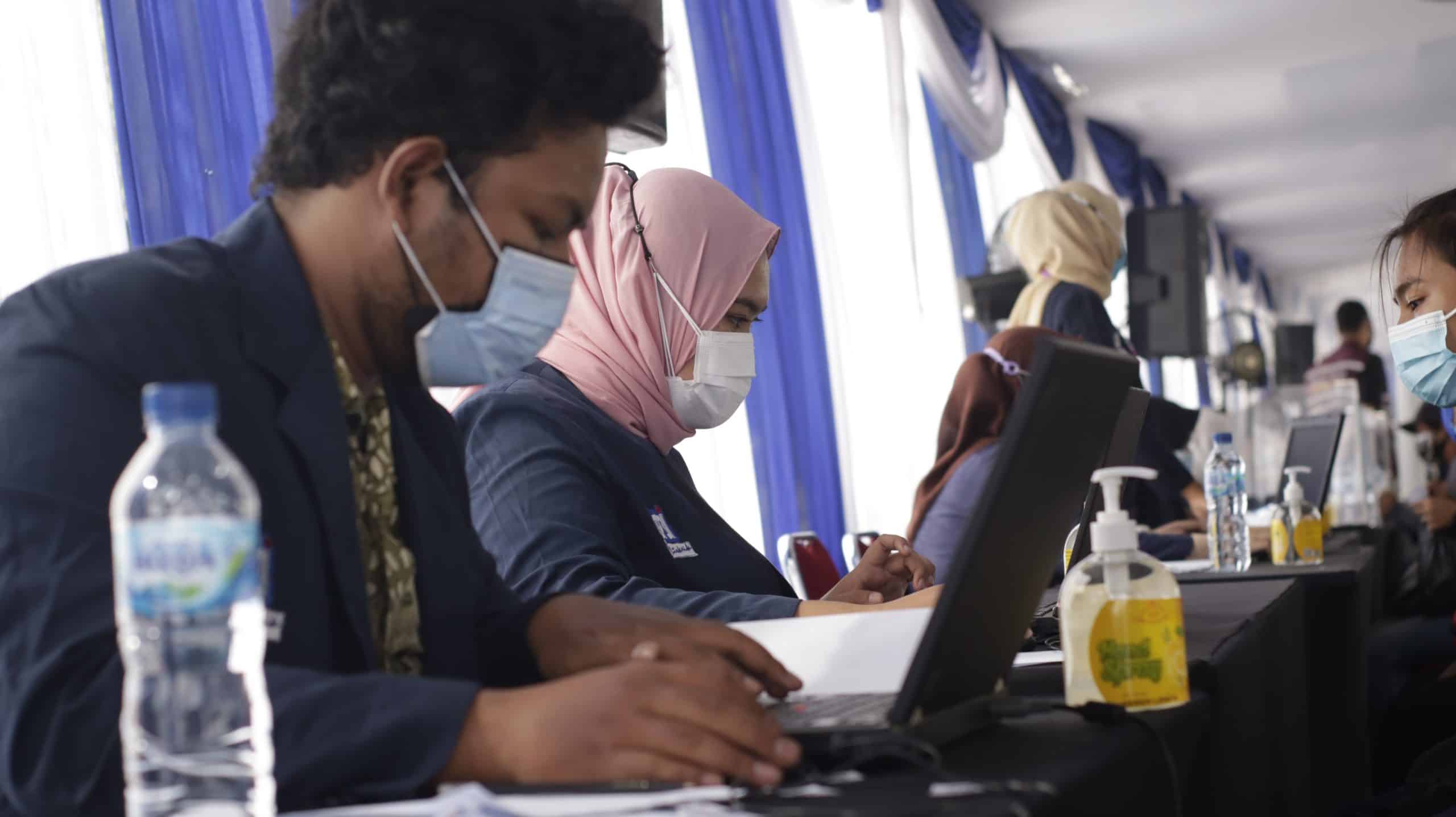 KIPRAH MAHASISWA LP3I DI KEGIATAN SENTRA VAKSINASI HIPMI JAYA