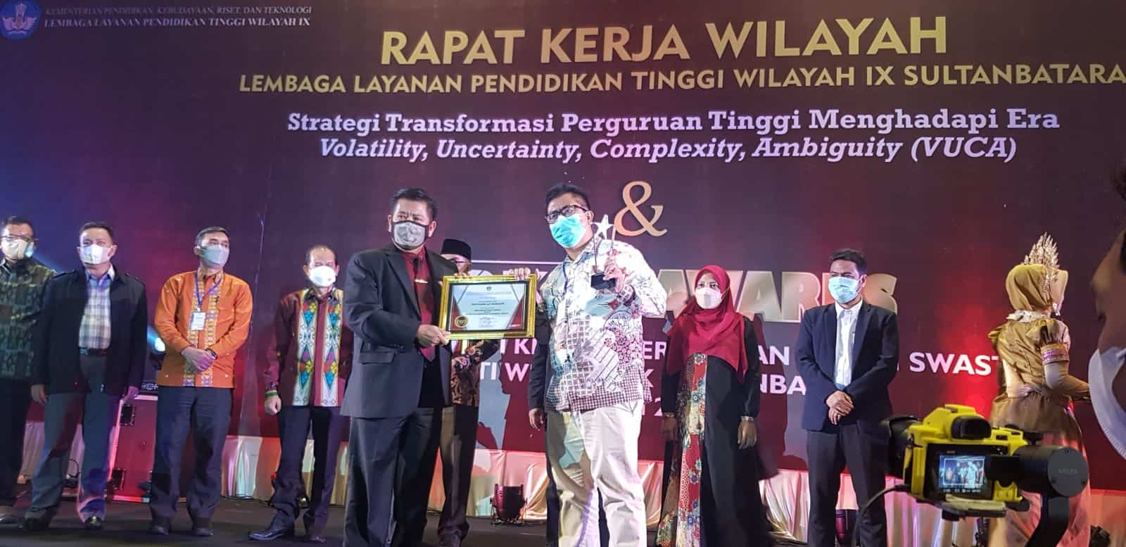 Penerimaan Penghargaan untuk Politeknik LP3I Makassar