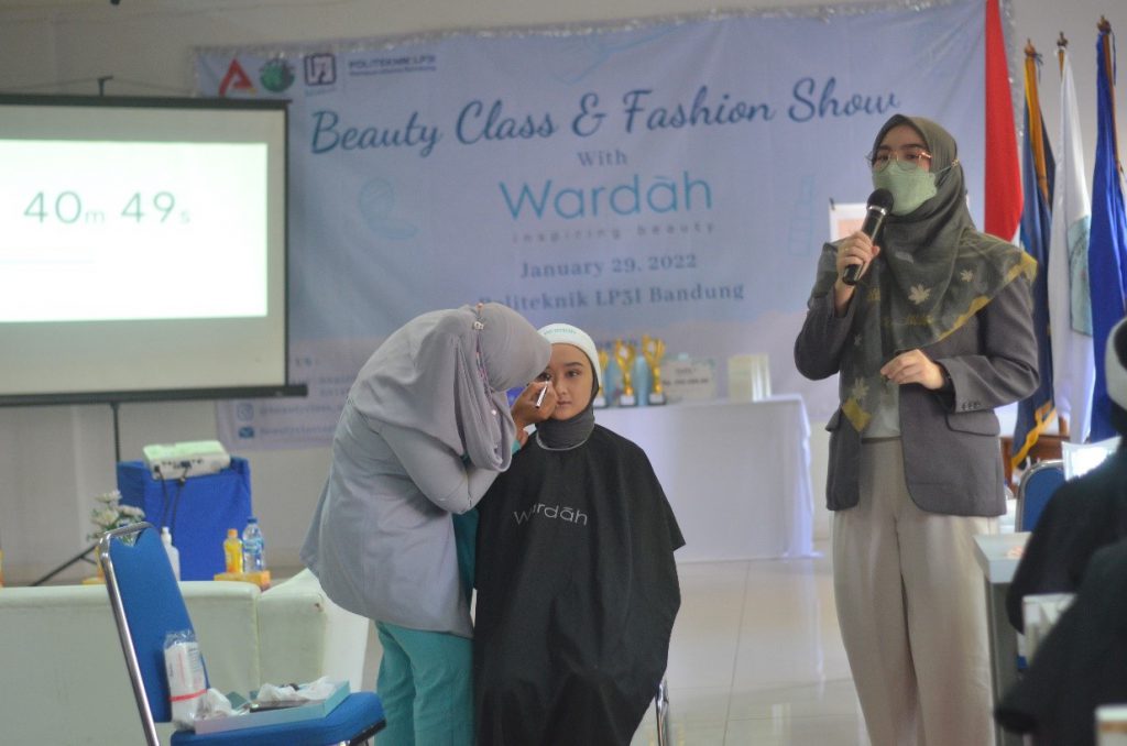 mahasiswa administrasi perkantoran 2020 politeknik lp3i adakan beauty class & fashion show bersama wardah