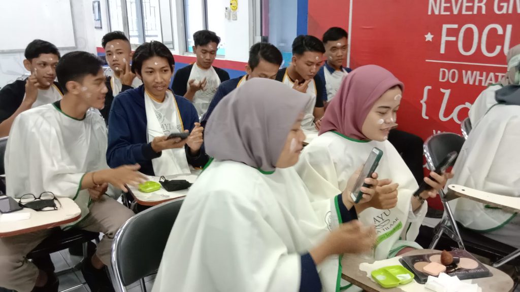 Beauty and Handsome Class  bersama LP3I Majalengka dan Sari Ayu Marthatilaar-blog2